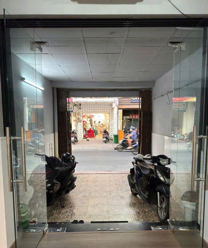 Mặt Tiền Nguyễn Trọng Tuyển 360m2 3 Tầng gần Phan Đình Phùng nhà mới