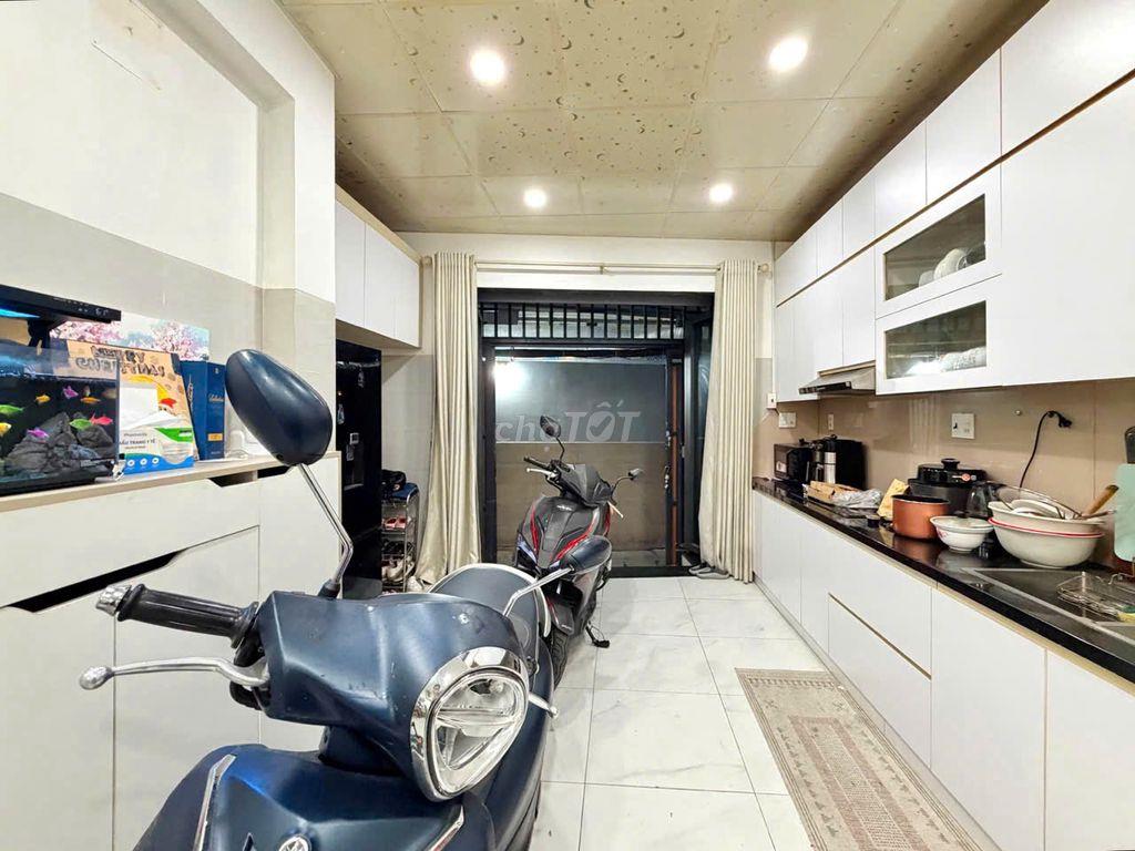 Bán gấp nhà Kế Đại học Ngoại Thương – 42m² – 5 tầng – Thang máy
