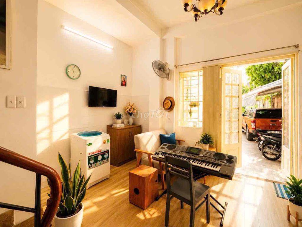Hoàng Diệu, Phú Nhuận, 111m2 chưa trừ sân, ngang 6.3m nở hậu 7.3m, phá