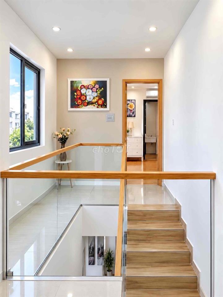 Bán nhà sân vườn 100m2 CN ngang 8m 2 Tầng khuông đất đẹp