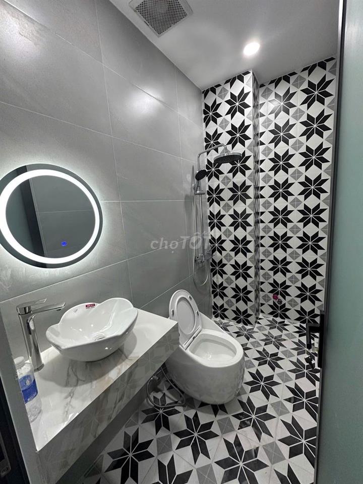 BÁN NHÀ 1 TRỆT 2 LẦU SÂN THƯỢNG MỚI 100%, 80M2, 4PN, NỘI THẤT HẺM 6M