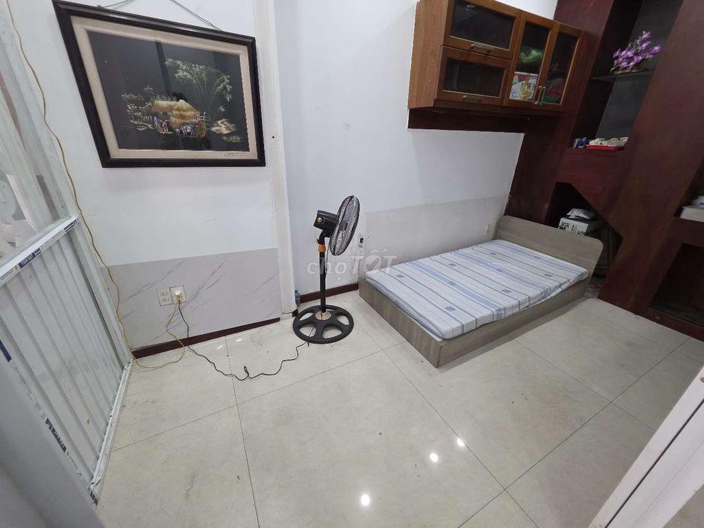 Cho thuê phòng trọ giá rẻ có máy lạnh 2,5 triệu / tháng 