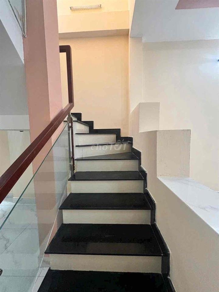 CHO THUÊ NHÀ NỘI THẤT CƠ BẢN GIÁ 10,5TR TL