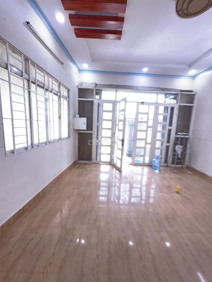 BÁN NHÀ SÁT QL 50. ĐI NGUYỄN VĂN LINH 20 PHÚT. NHÀ MỚI VÀO Ở LIỀN.
