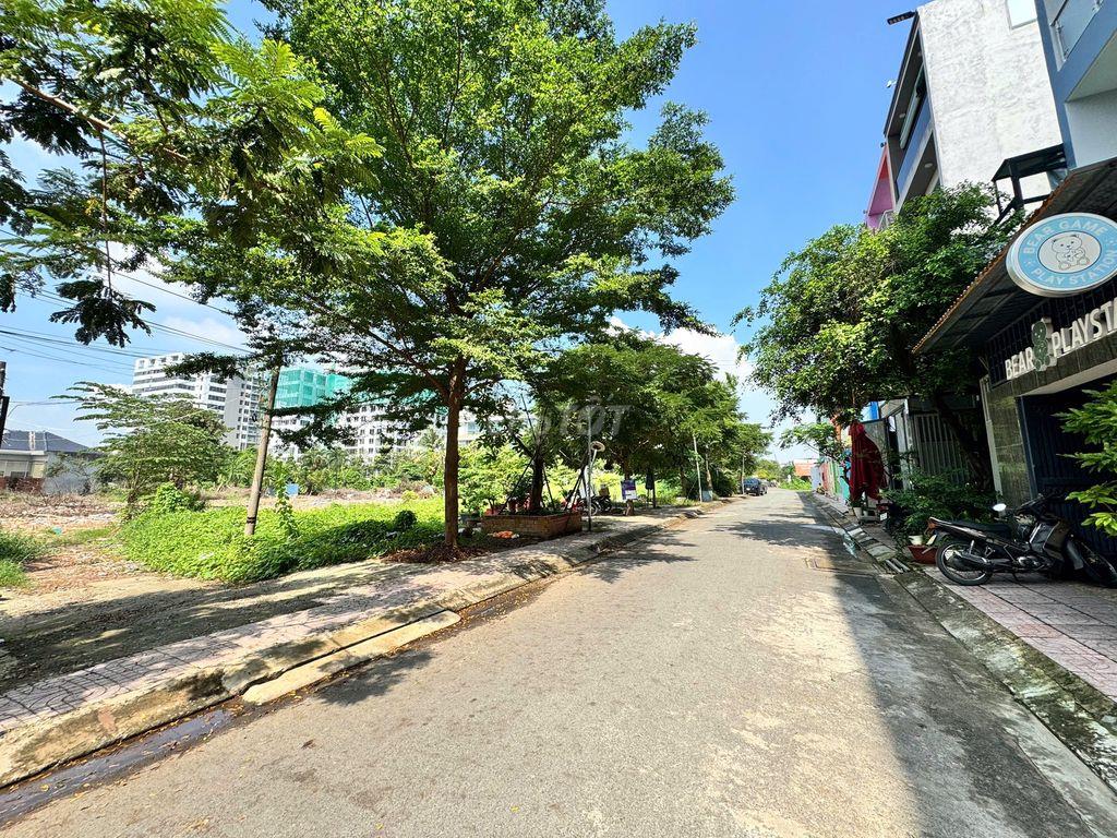 Bán CHDV,sát cổng ĐH Văn Lang, DT 5x20m, Hầm 5 tầng, Thu nhập cao