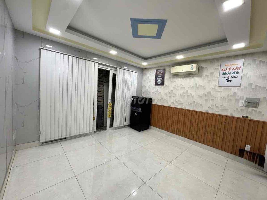 Cho thuê nhà 10PN có thang máy đường Phạm Văn Đồng, p13, BT. Giá 40tr