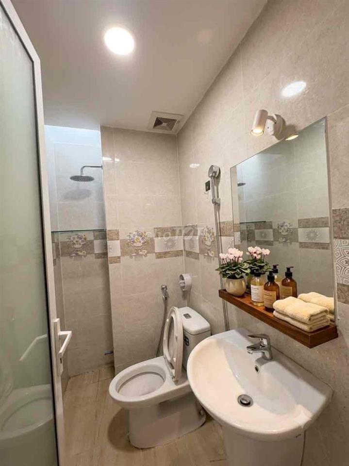 Cho thuê nhà 10PN có thang máy đường Phạm Văn Đồng, p13, BT. Giá 40tr