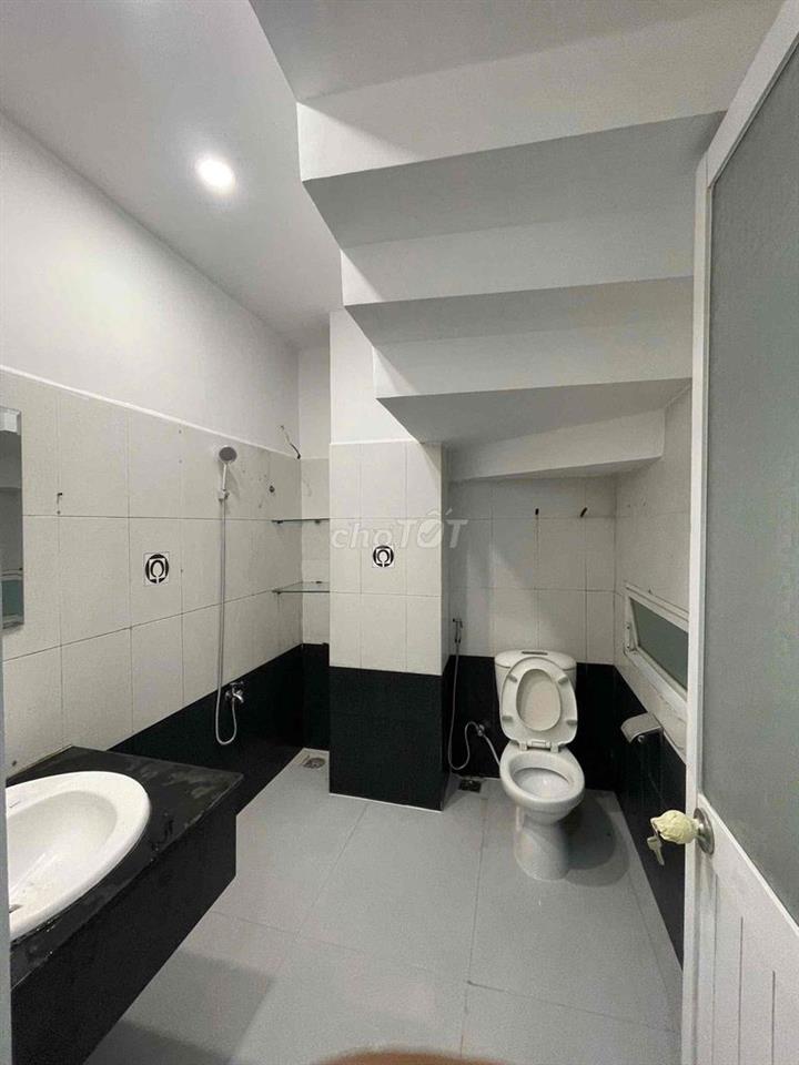 Cho thuê nhà mặt tiền đường 12m Đặng Thuỳ Trâm. DT 4x20m. Giá 20tr/th