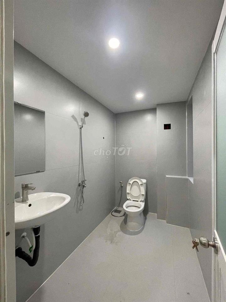 Cho thuê nhà mặt tiền đường 12m Đặng Thuỳ Trâm. DT 4x20m. Giá 20tr/th