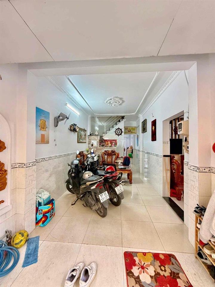 NHÀ 2 MẶT TIỀN TRƯỚC SAU ÔTÔ NGỦ NGON TRONG NHÀ GẦN SÂN BAY