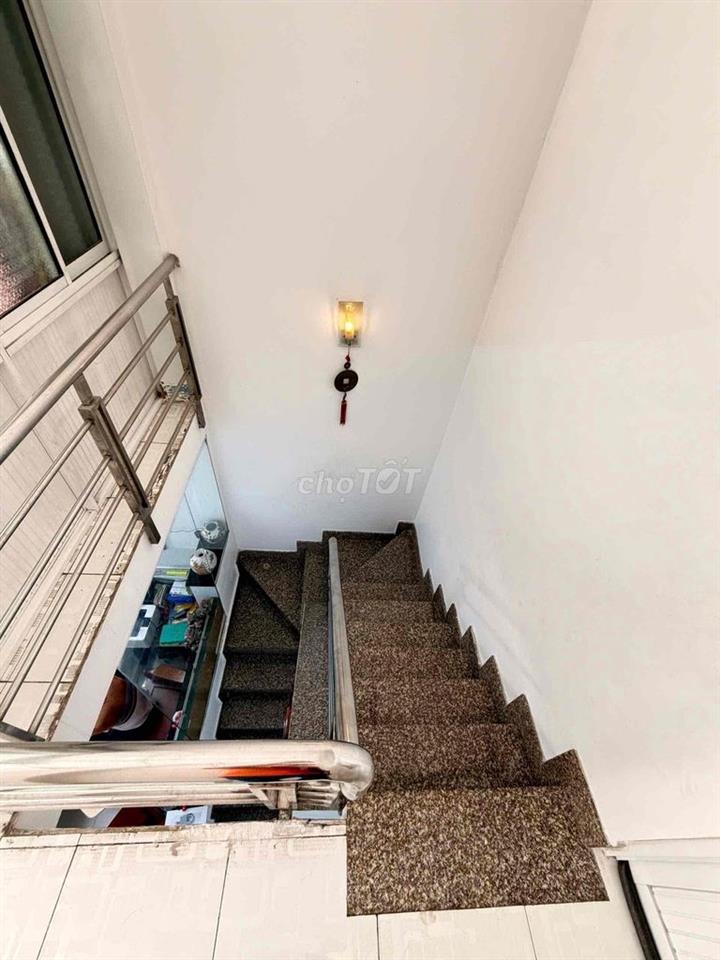 NHÀ 2 MẶT TIỀN TRƯỚC SAU ÔTÔ NGỦ NGON TRONG NHÀ GẦN SÂN BAY