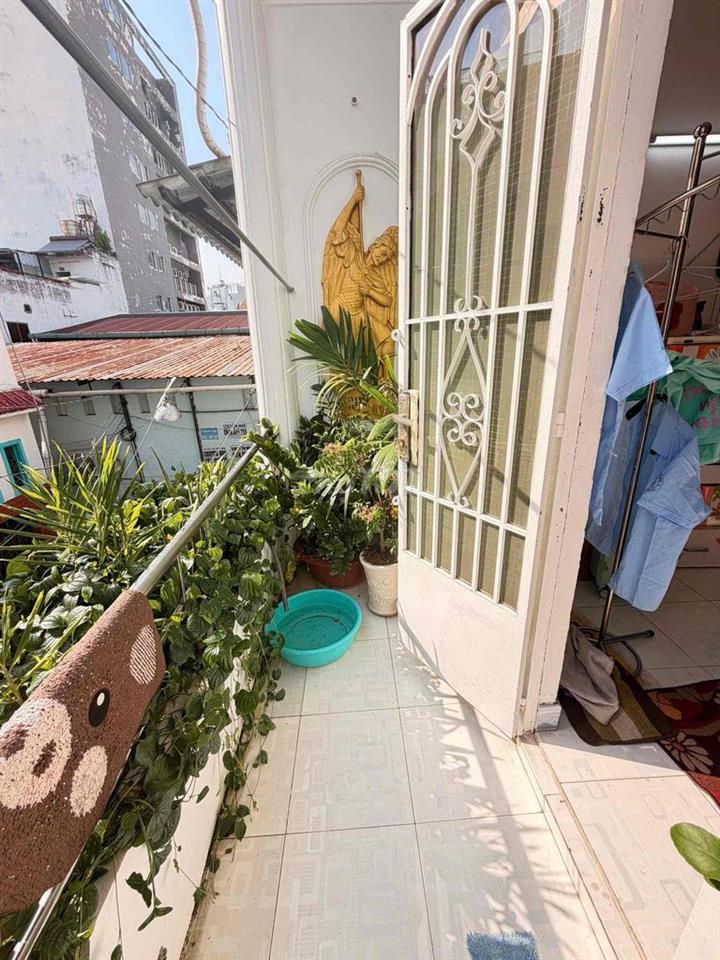 NHÀ 2 MẶT TIỀN TRƯỚC SAU ÔTÔ NGỦ NGON TRONG NHÀ GẦN SÂN BAY