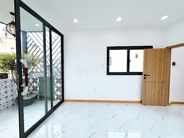 Nhà mặt tiền 3 lầu sân thượng đường Phan Văn Trị