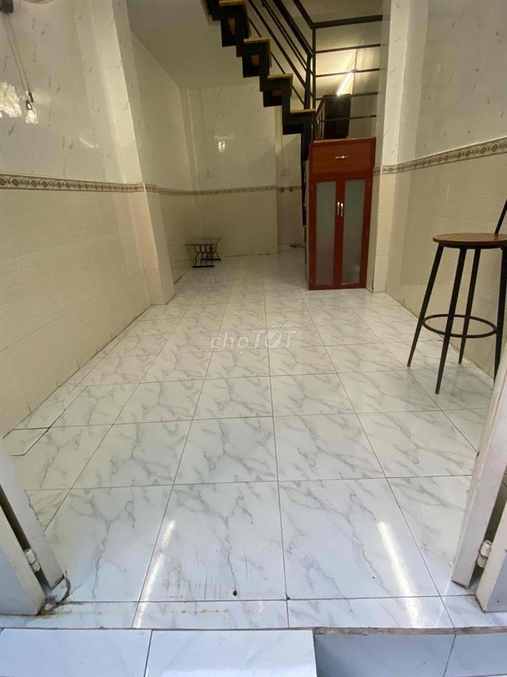 Cần bán gấp nhà đẹp, giá rẻ. Nhà sát gần đường lớn.