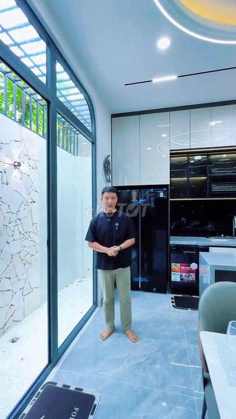 Bán Nhà Phố Hiện Đại Quận 12 Ngang 5.4m 1 Trệt 3 Lầu Giá 7.8 Tỷ