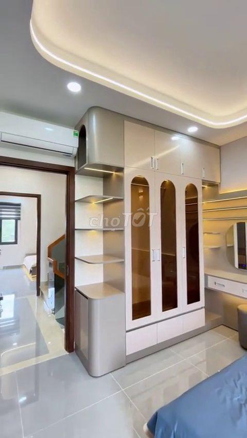 Bán Nhà Phố Full Nội Thất View Công Viên 150ha
