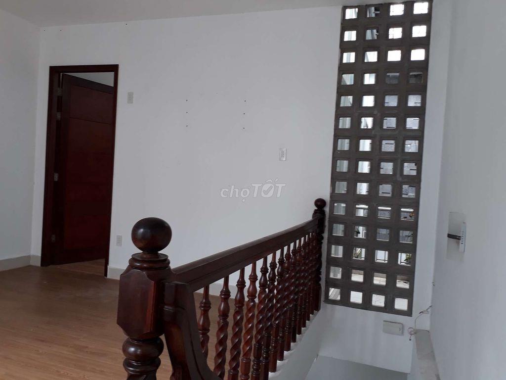 nhà bán thống nhất ngang 9m , gần chợ bệnh viện, 50m2