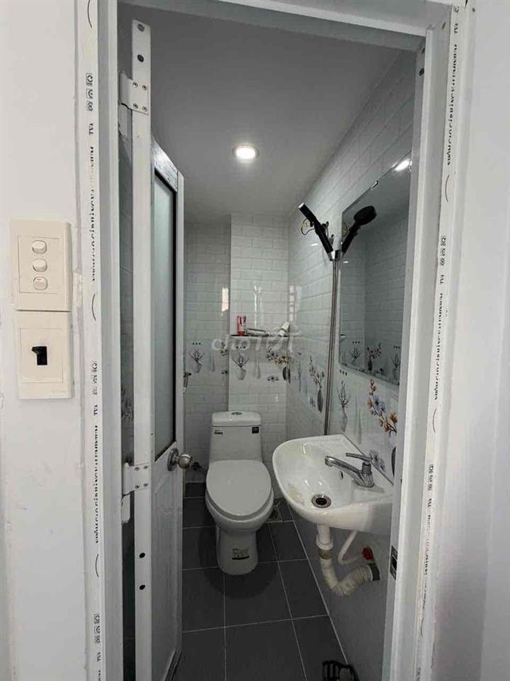 tiêu đề: Nhà nhỏ 1 trệt, 2 lầu, sân thượng , thị nghè xvnt