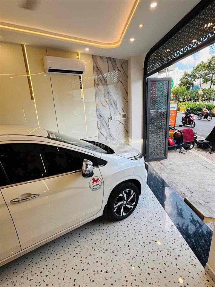 Nhà mặt tiền cực đẹp ô tô đậu trong nhà ngay khu trung tâm sát CMT8