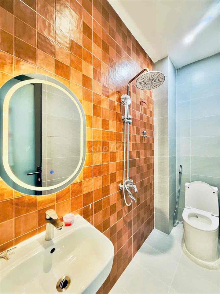 Nhà mặt tiền cực đẹp ô tô đậu trong nhà ngay khu trung tâm sát CMT8