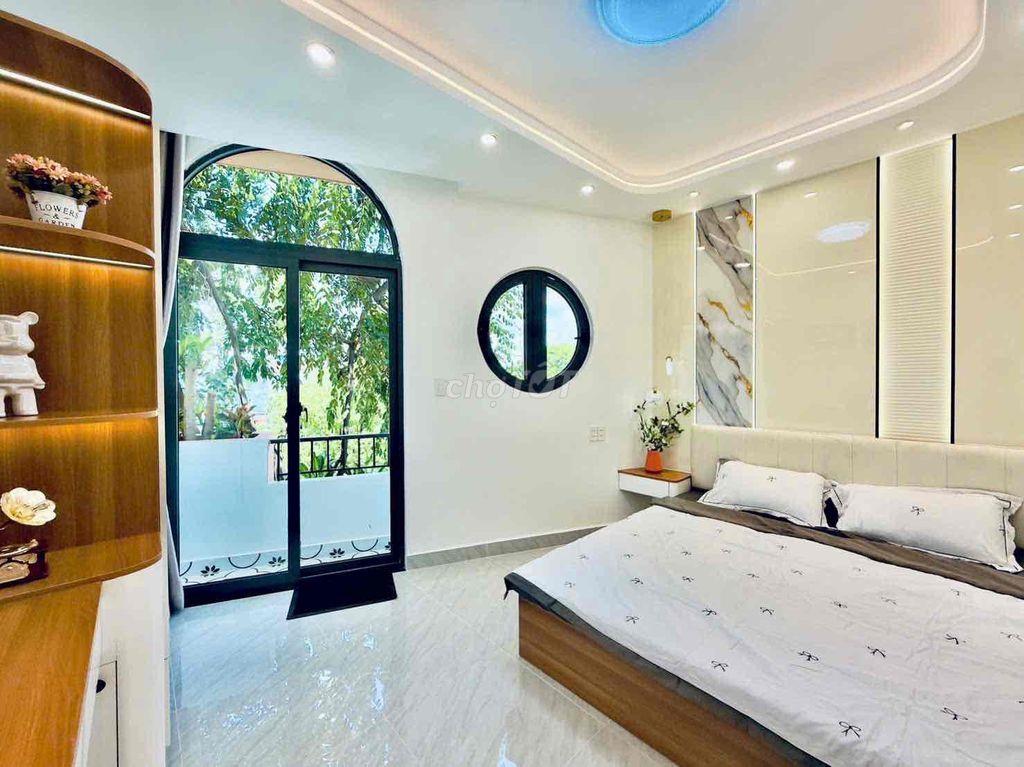 Nhà mặt tiền cực đẹp ô tô đậu trong nhà ngay khu trung tâm sát CMT8