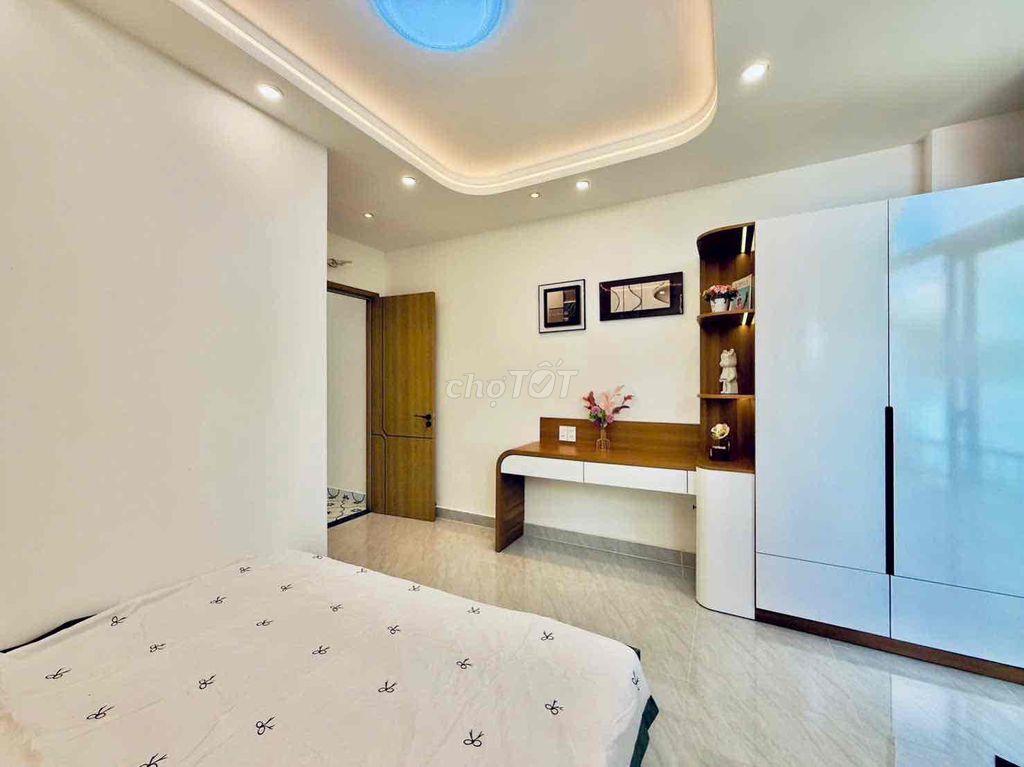 Nhà mặt tiền cực đẹp ô tô đậu trong nhà ngay khu trung tâm sát CMT8