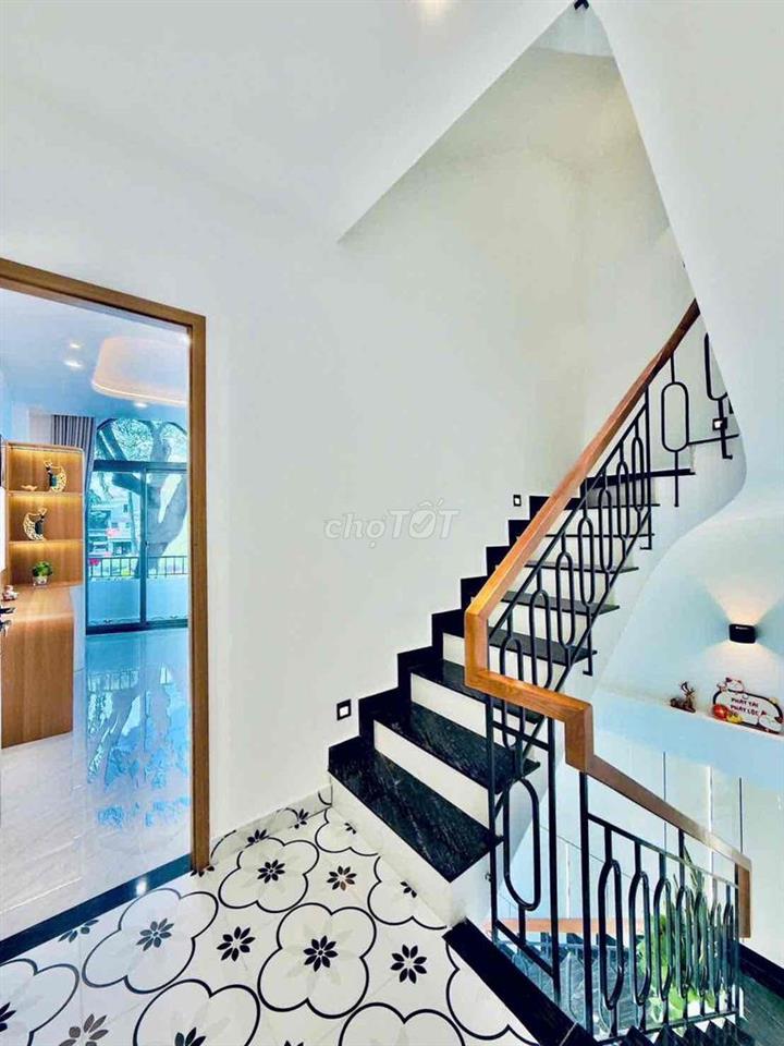 Nhà mặt tiền cực đẹp ô tô đậu trong nhà ngay khu trung tâm sát CMT8