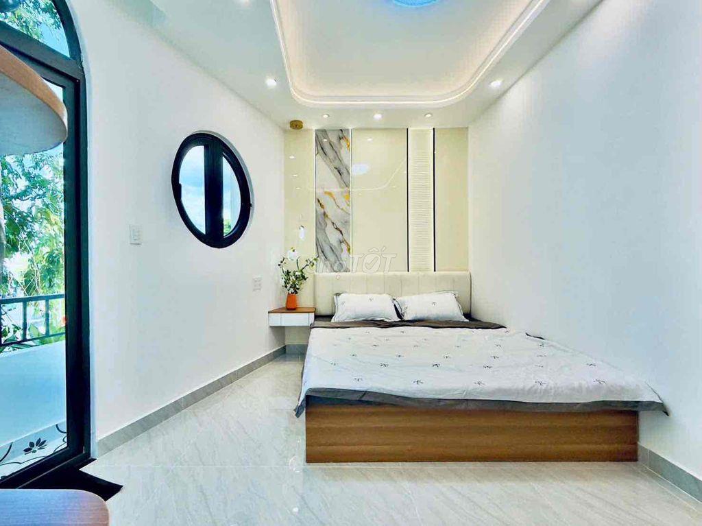 Nhà mặt tiền cực đẹp ô tô đậu trong nhà ngay khu trung tâm sát CMT8