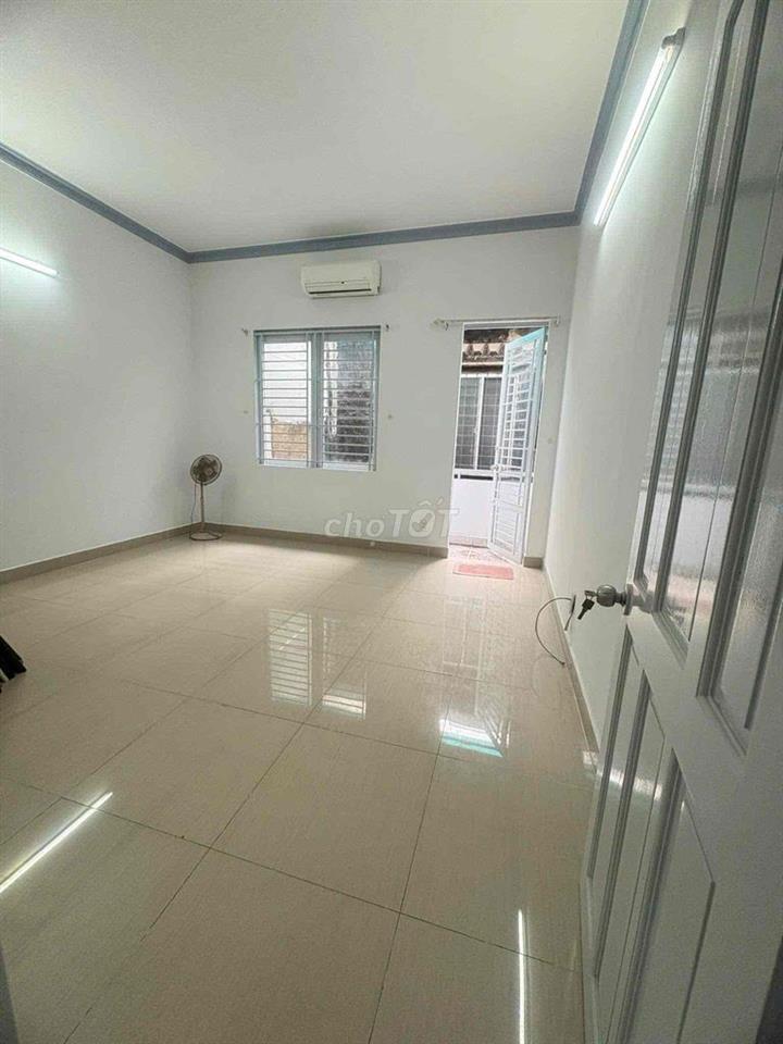 Nhà bán khu Phạm Văn Hai liền kề CMT8 hxh vào sát nhà khu đẹp