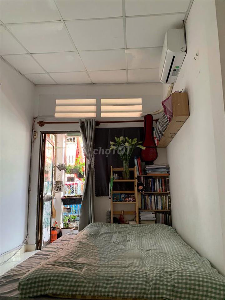 Nhà nhỏ 23m2 Nơ Trang Long cho cặp vợ chồng trẻ giá rẻ