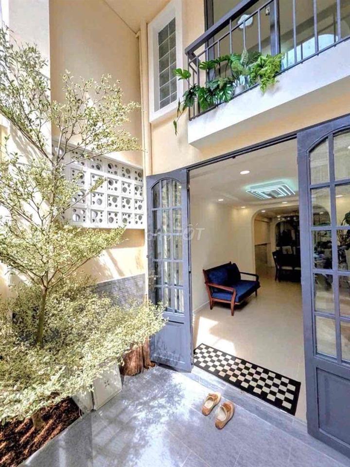 Ngay Ngã Tư Phú Nhuận Sầm Uất - Nhà 4 Tầng BTCT - 100 m²