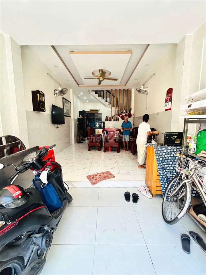 Nhà mặt tiền chợ buôn bán gì cũng được