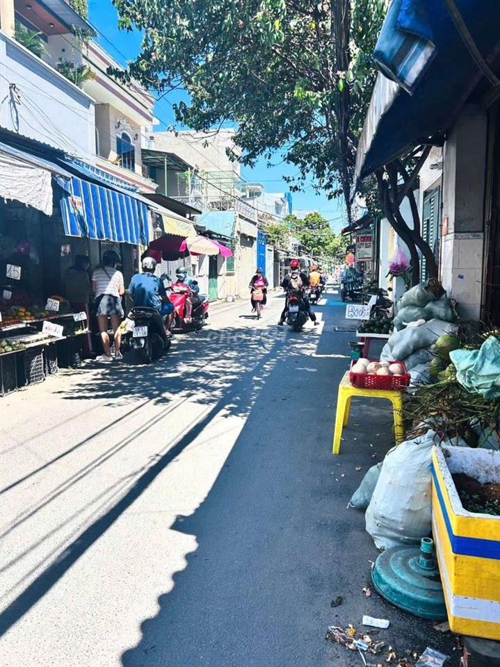 Nhà mặt tiền chợ buôn bán gì cũng được