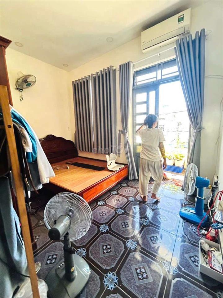Nhà mặt tiền chợ buôn bán gì cũng được