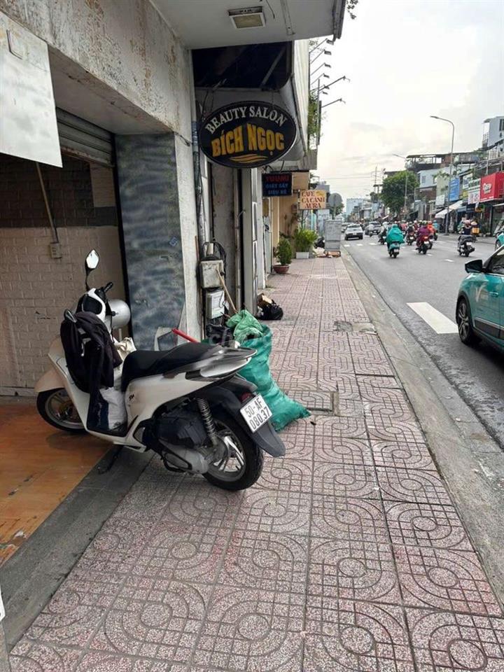 nhà mặt tiền 3x11 trống suốt ko lầu Nguyễn Kiệm P9 Q. Phú nhuận