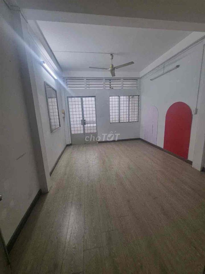 Cho thuê nhà rộng rãi, 1 trệt 2 lầu - Lê Hồng Phong Q10