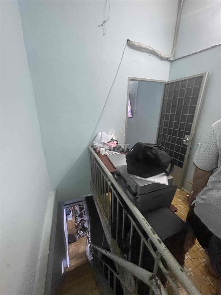 Cho thuê nhà 1 trệt 1 lửng 1 lầu - đường CMT8 Q10