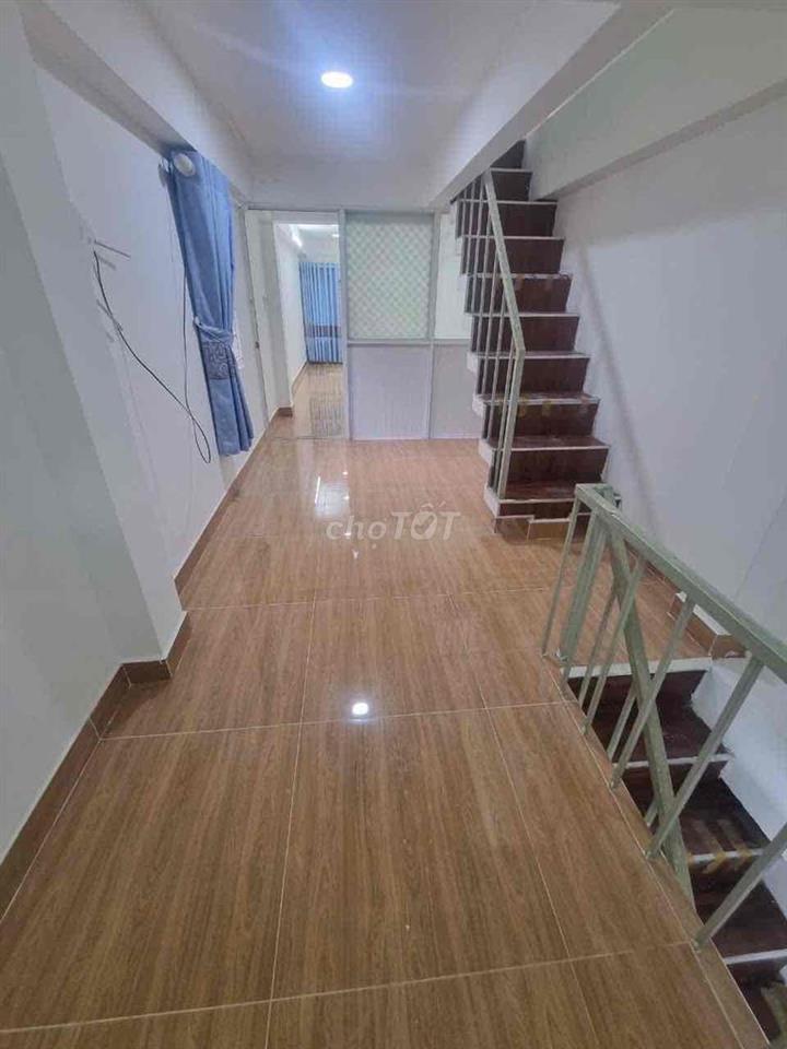 Cho thuê nhà 1 trệt 2 lầu, 3PN 3VS - Võ Văn Kiệt Q1