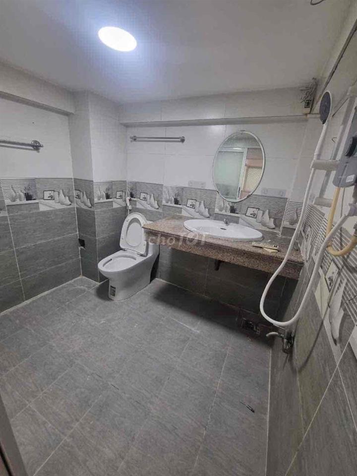 Cho thuê nhà 1 trệt 2 lầu, 3PN 3VS - Võ Văn Kiệt Q1