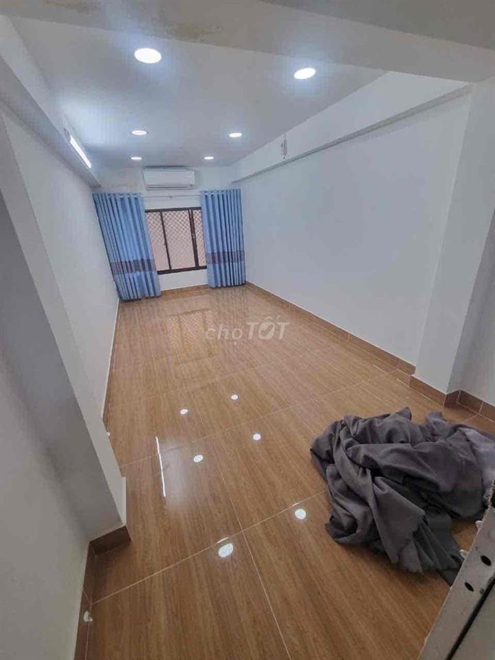 Cho thuê nhà 1 trệt 2 lầu, 3PN 3VS - Võ Văn Kiệt Q1