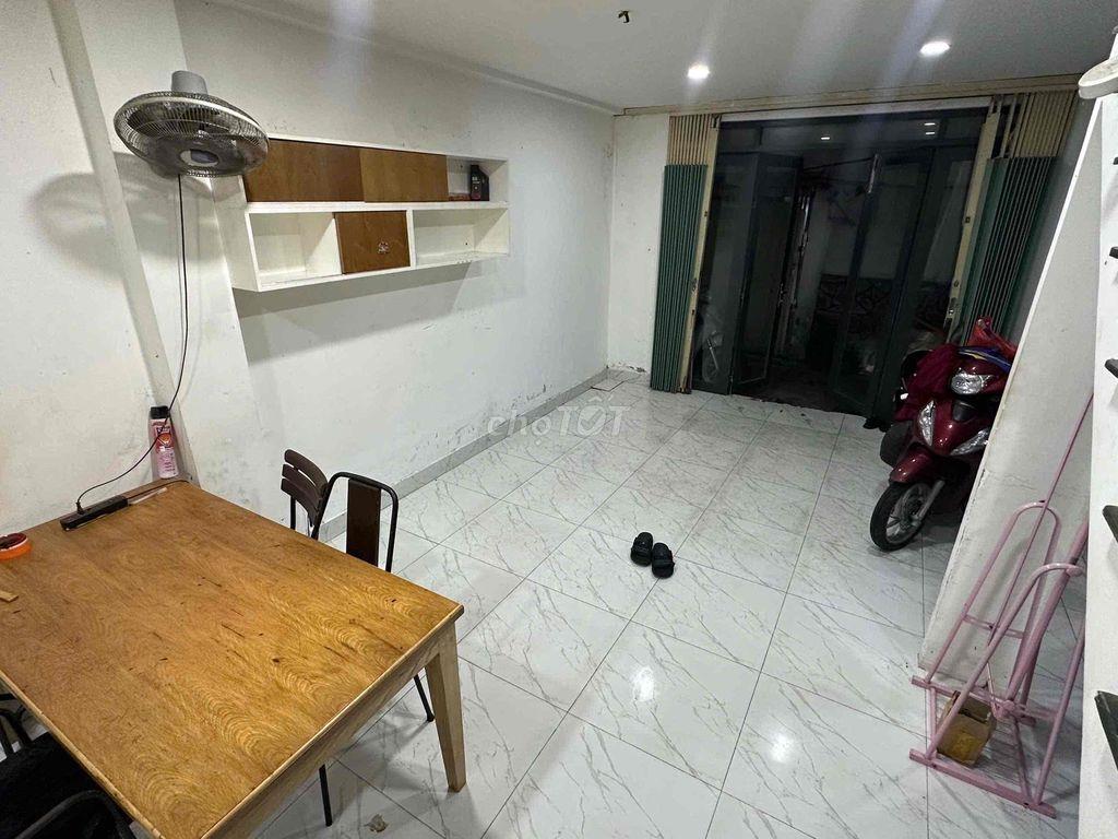 Cho thuê nhà 1 trệt 1 lầu, 2pn 2vs - đường CMT8 P5 Tân Bình