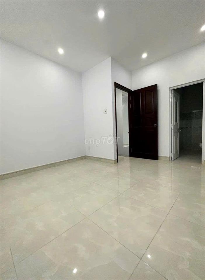 Cần cho thuê nhà MT ngang 8m 91A Đ.Nguyễn Trọng Tuyển P.15 Q.Phú Nhuận