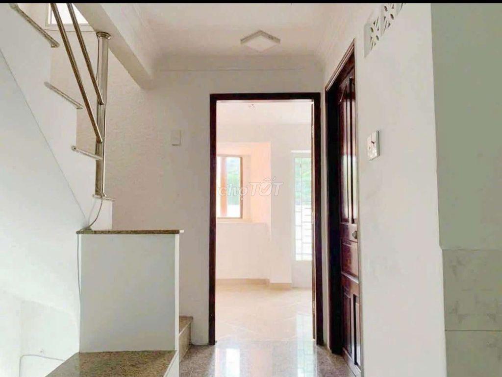 NHÀ MỚI, ÔTÔ có thể đậu trước cửa). 3pn, 3wc. BT 