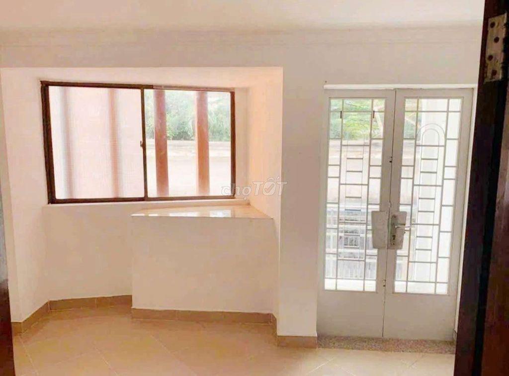 NHÀ MỚI, ÔTÔ có thể đậu trước cửa). 3pn, 3wc. BT 