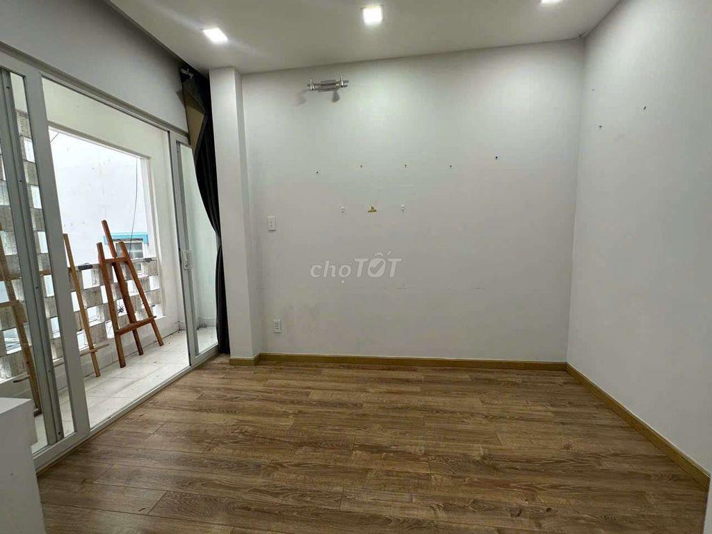 Nhà 4 TẦNG có sân thượng. 3pn, 3WC. Phú Nhuận 
