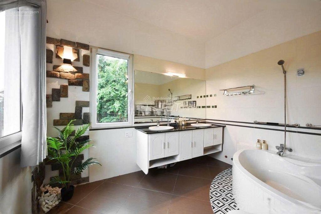 Cho thuê biệt thự 153/ Nguyễn Văn Hưởng,Q2-DT:375m² (Trệt + 2 lầu)