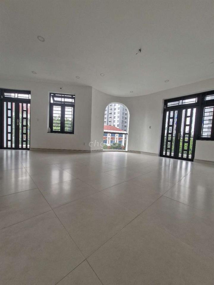 Biệt thự siêu rộng tại khu Sài Gòn Coop, dt 215m, 4 tầng. HH2%