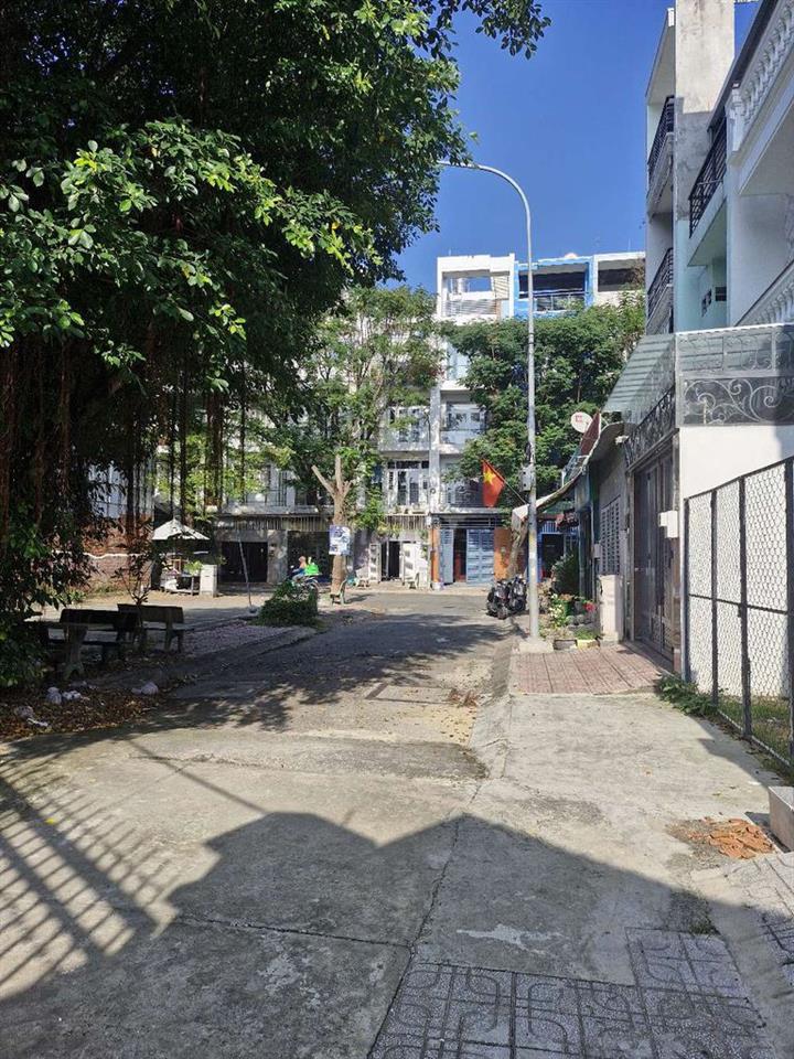 Biệt thự siêu rộng tại khu Sài Gòn Coop, dt 215m, 4 tầng. HH2%