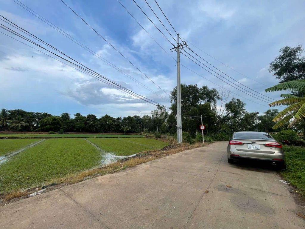 Bán lô đất mặt kênh đường xe hơi xã nhị bình, Huyện Hóc Môn, dt 1626m