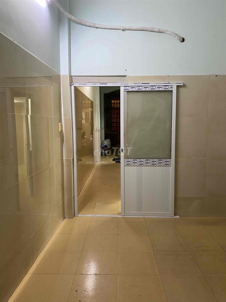 Phòng tầng trệt có lững MT đuong Trần Kê Xuong  mới 100